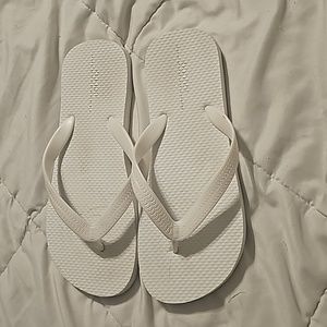 Girls used white in great condition old navy flip flop sandals. Sz large 5-6